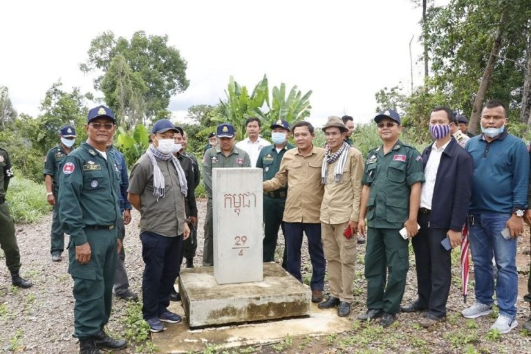 (ខេត្តរតនគិរី) អភិបាលខេត្ត បានចុះពិនិត្យកងកម្លាំងឈរជើងបន្ទាត់ព្រំដែនកម្ពុជា-វៀតណាម ក្នុងភូមិ សាស្ត្រ ឃុំប៉ក់ធំ និង ឃុំប៉ក់ញ៉ៃ ស្រុកអូរយ៉ាដាវ